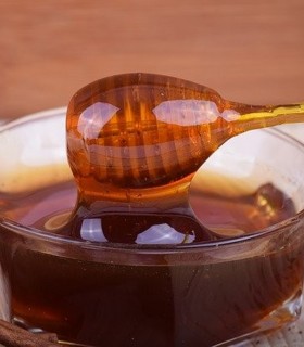 Relaxation and pampering for your skin, massage with honey