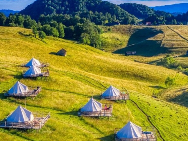 Live an epic experience at 1200 m altitude in the first glamping resort in Romania on the Rucar-Bran corridor