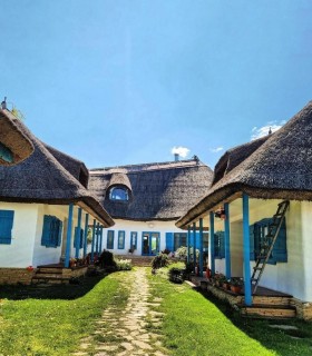 Vacanta de familie in casute din chirpici si excursie cu barca in Delta
