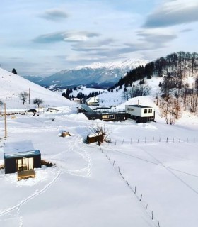 Experienta all inclusive la 1200m altitudine in bungalow-uri pe culoarul Rucar-Bran