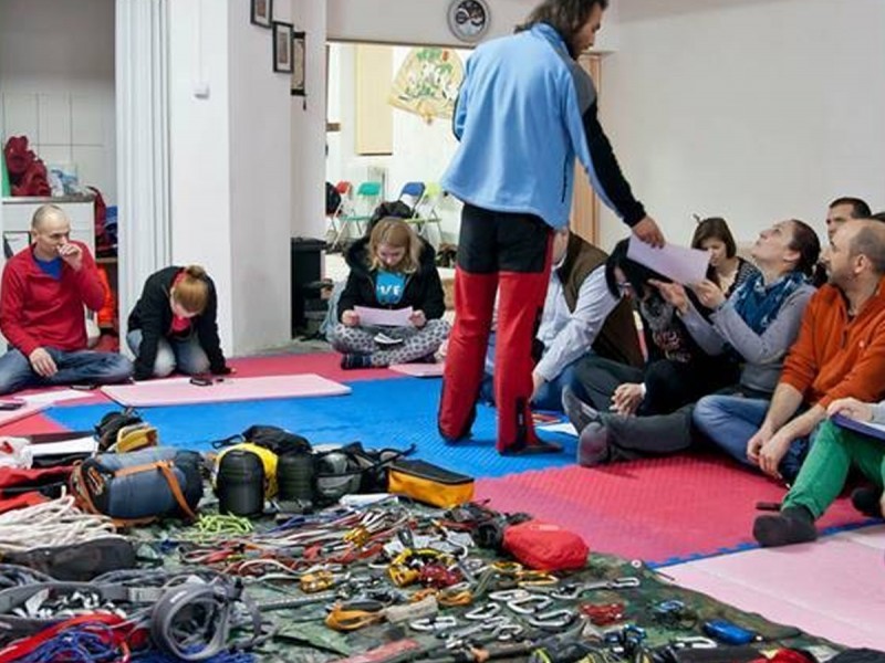 Climbing initiation course in Trascau Mountains