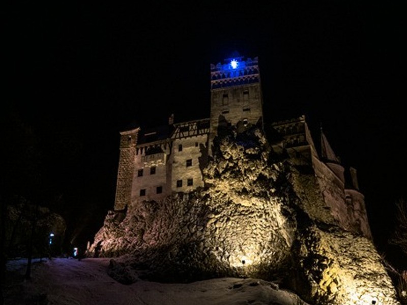 Viziteaza Castelul contelui Dracula intr-un tur de noapte cu ghid