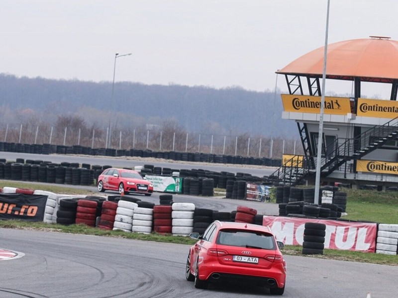 Curs de pilotaj cu masini puternice pe circuit la Titi Aur