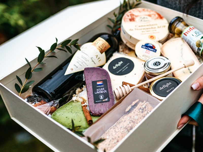 Online tasting of cheeses, honey, wine and other delicacies