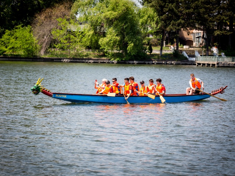 Vasleste spre succes alaturi de echipa ta o barca Dragon Boat