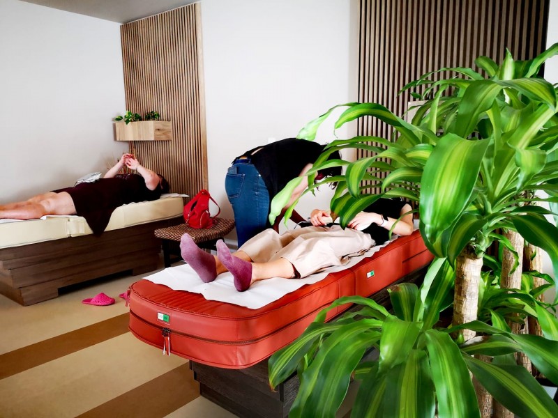 Bachelorette party relaxing with jade stones in Bucharest