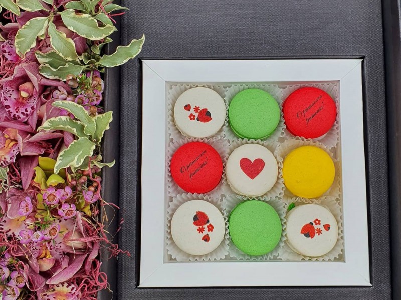 Cadou personalizat - cutie de 9 macarons cu aranjament floral