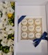 Cadou personalizat - cutie de 9 macarons cu aranjament floral