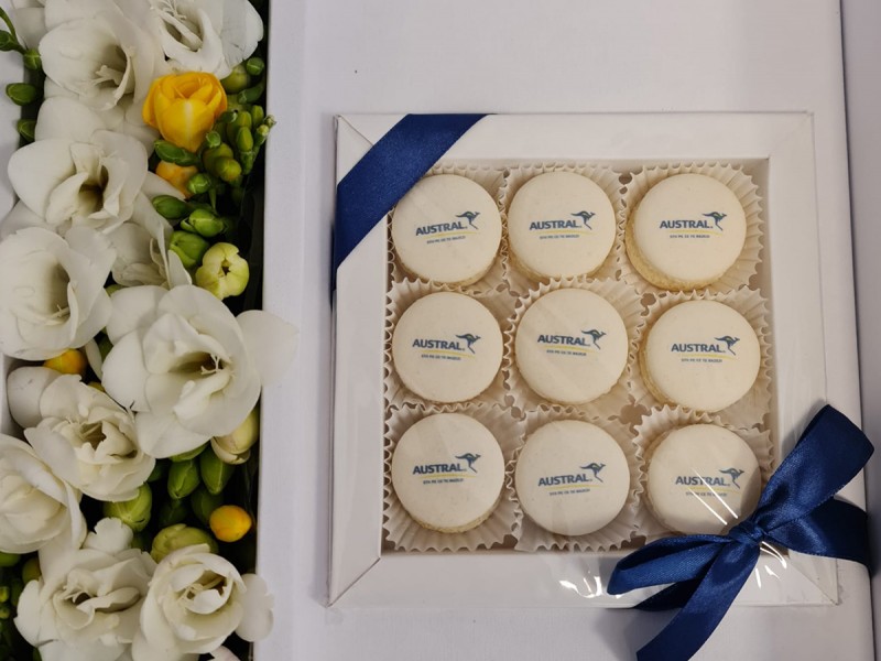 Cadou personalizat - cutie de 9 macarons cu aranjament floral