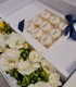 Cadou personalizat - cutie de 9 macarons cu aranjament floral