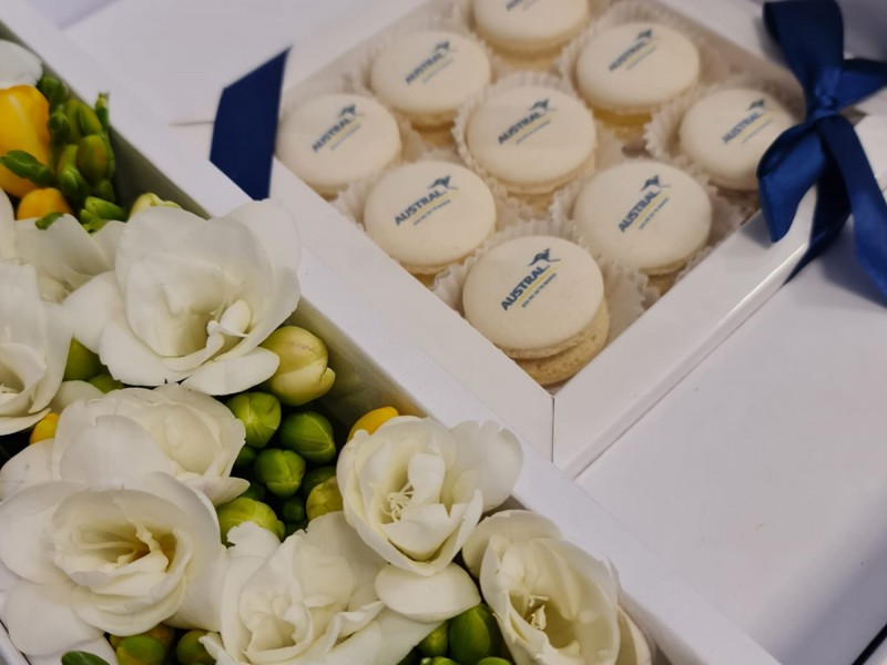 Cadou personalizat - cutie de 9 macarons cu aranjament floral