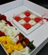 Cadou personalizat - cutie de 9 macarons cu aranjament floral