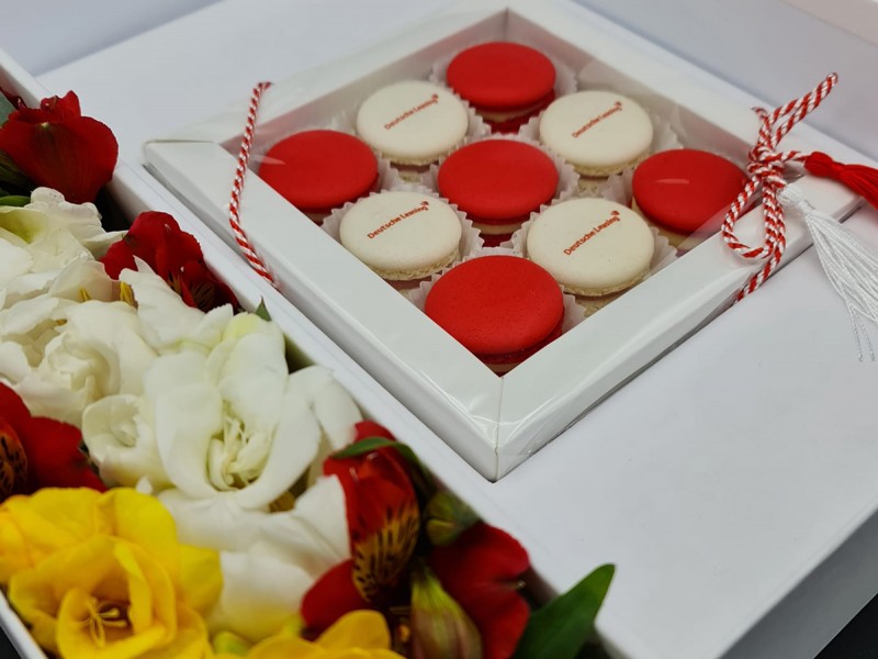 Cadou personalizat - cutie de 9 macarons cu aranjament floral