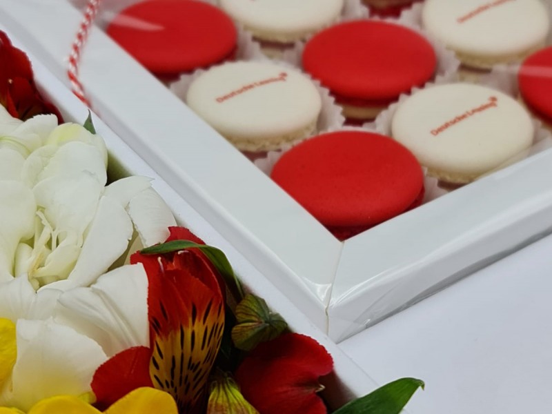 Cadou personalizat - cutie de 9 macarons cu aranjament floral