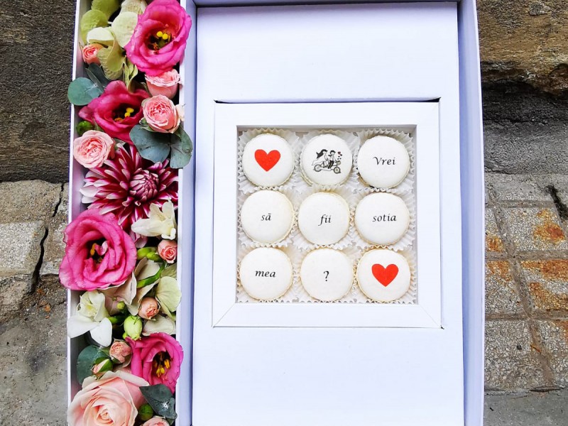 Cadou personalizat - cutie de 9 macarons cu aranjament floral