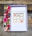 Cadou personalizat - cutie de 9 macarons cu aranjament floral