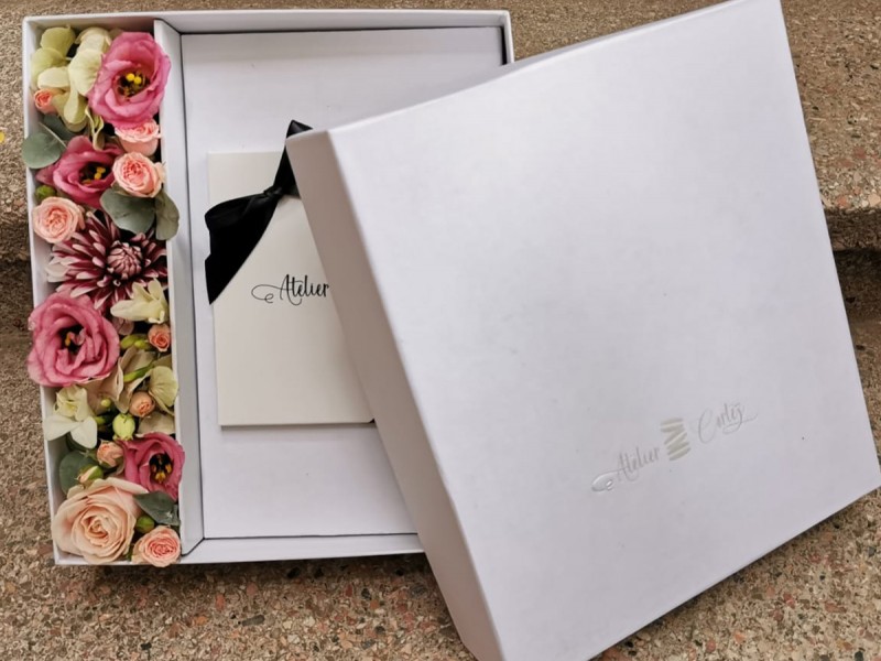 Cadou personalizat - cutie de 9 macarons cu aranjament floral