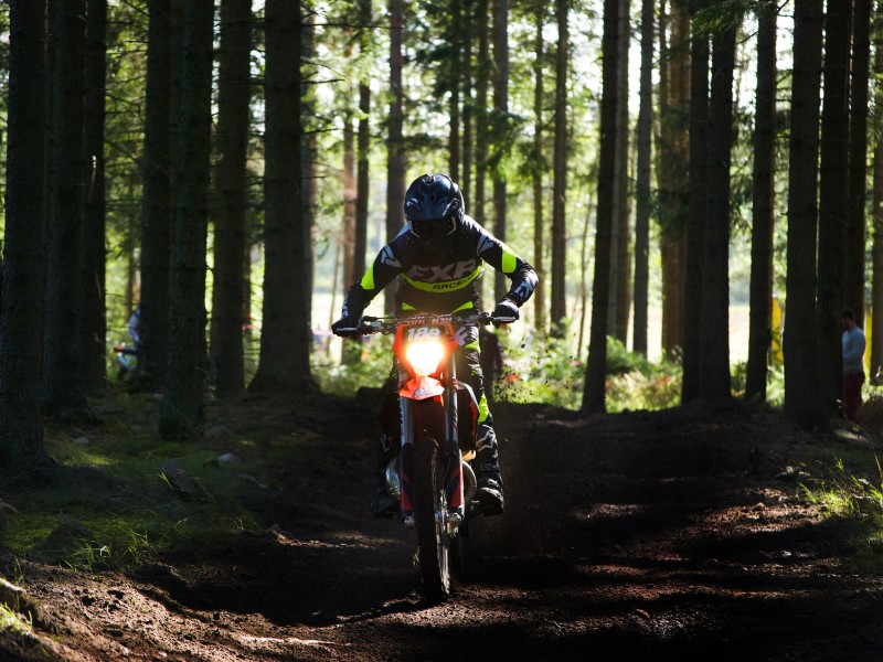 Traieste senzatii extreme intr-o aventura enduro in Brasov
