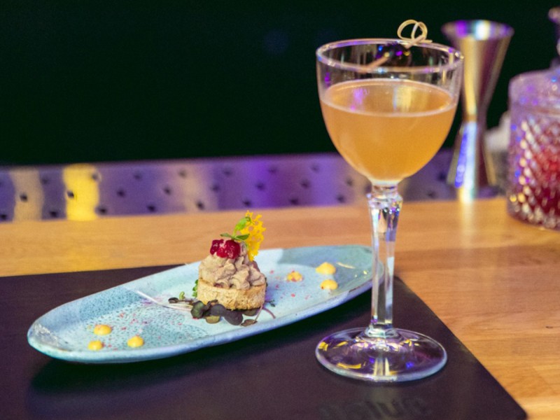 Food and cocktail pairing intr-un restaurant de exceptie, la inaltime