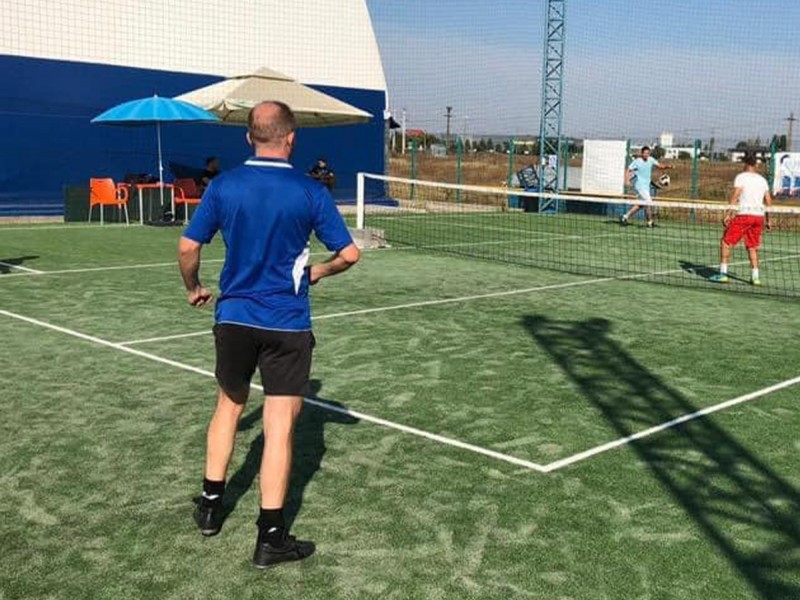 Inchiriaza un teren exterior de tenis de picior pentru tine si grupul tau