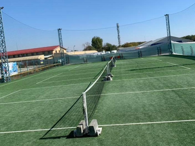Inchiriaza un teren exterior de tenis de picior pentru tine si grupul tau