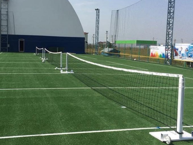 Inchiriaza un teren exterior de tenis de picior pentru tine si grupul tau