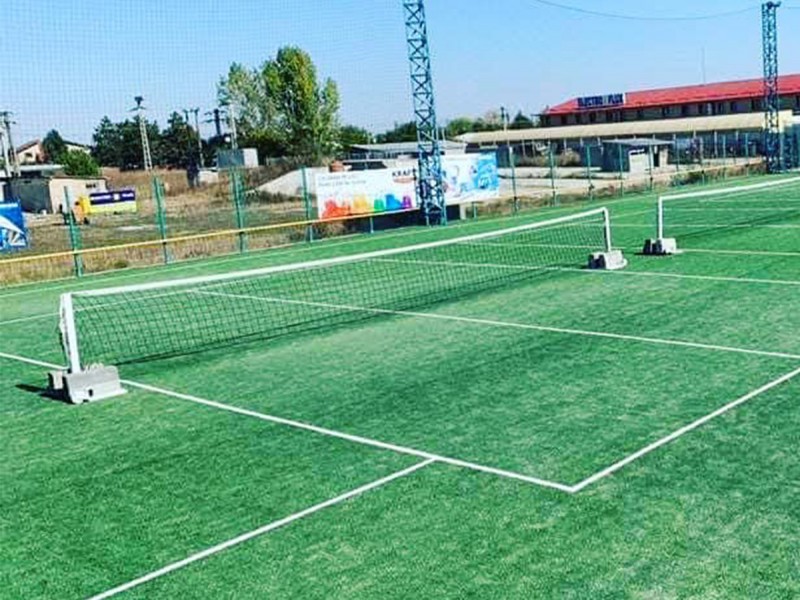 Inchiriaza un teren exterior de tenis de picior pentru tine si grupul tau