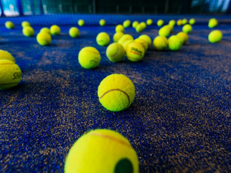 Joaca padel, cel mai nou sport, pe un teren outdoor sau indoor in Timisoara