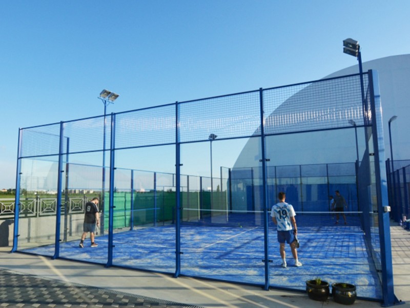Joaca padel, cel mai nou sport, pe un teren outdoor sau indoor in Timisoara