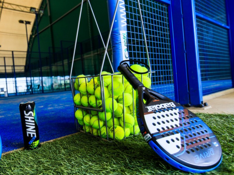 Joaca padel, cel mai nou sport, pe un teren outdoor sau indoor in Timisoara