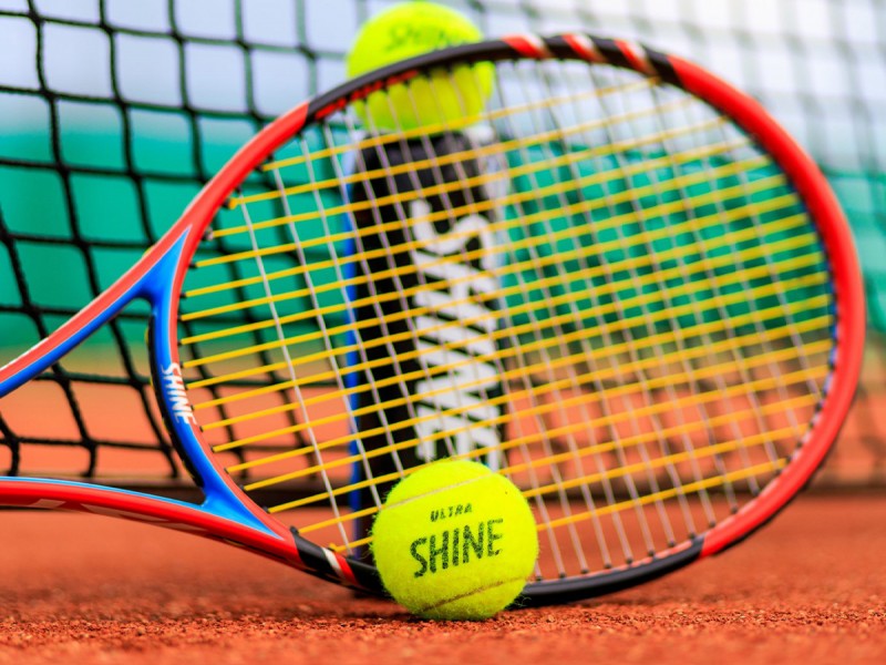 Experimenteaza jocul de tenis de camp pe un teren modern din Timisoara