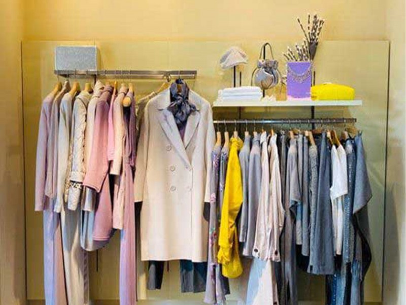 Shopping session at the mall with your personal shopper, Luiza Olteanu