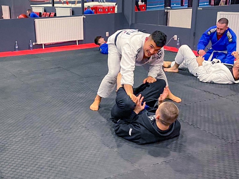 Antrenament Jiu-jitsu Brazilian pentru copii si adulti la Academia Catalin Morosanu
