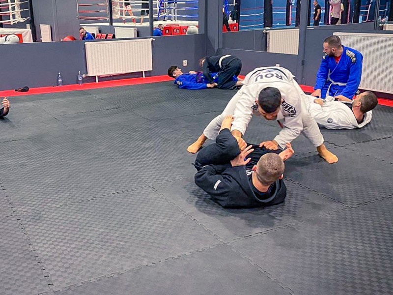 Antrenament Jiu-jitsu Brazilian pentru copii si adulti la Academia Catalin Morosanu