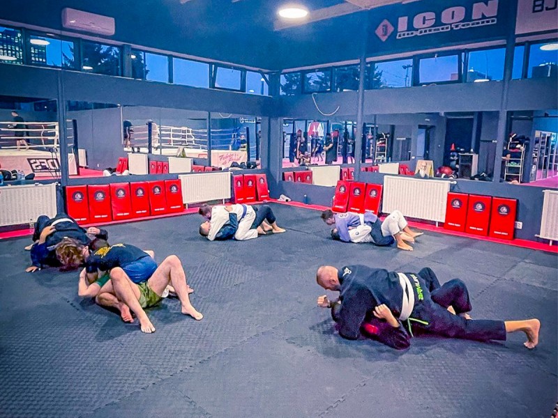 Antrenament Jiu-jitsu Brazilian pentru copii si adulti la Academia Catalin Morosanu