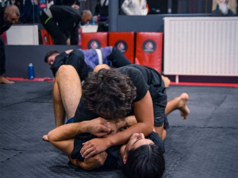 Antrenament Jiu-jitsu Brazilian pentru copii si adulti la Academia Catalin Morosanu