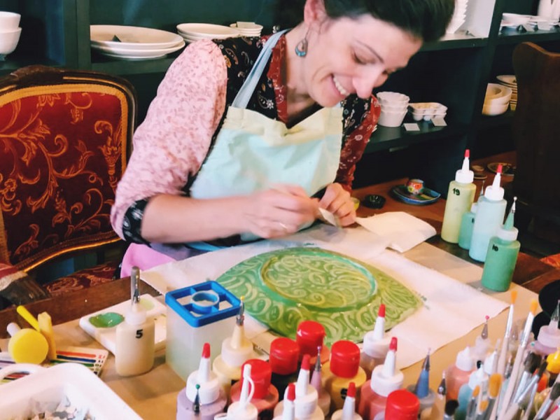 Experience painting on ceramics in a workshop in Bucharest