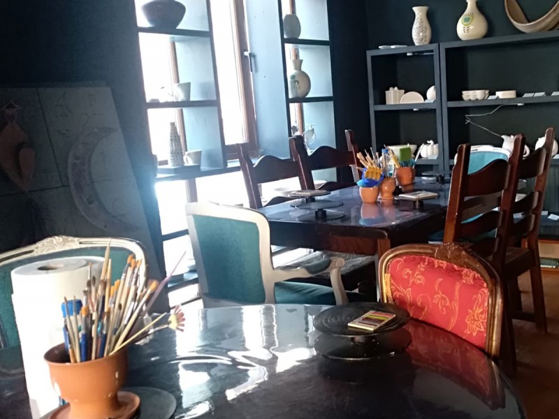 Experience painting on ceramics in a workshop in Bucharest