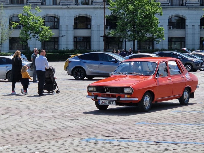 Drive a Dacia 1300 like an 80s rockstar - historical tour in Bucharest