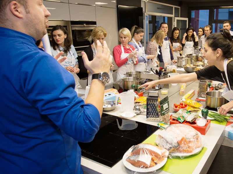 Curs de cooking cu prietenii sau colegii tai alaturi de un chef faimos