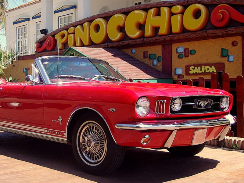 Ride through Bucharest with Mustang Cabrio
