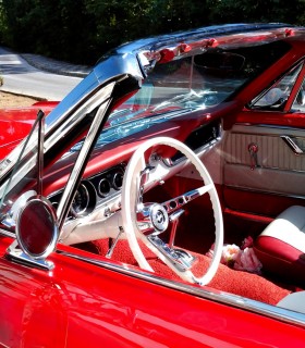 Ride through Bucharest with Mustang Cabrio