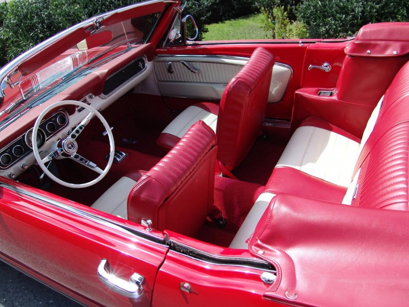 Ride through Bucharest with Mustang Cabrio