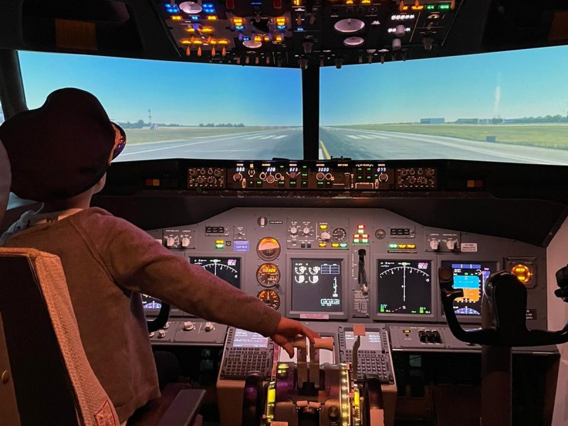 Simulator de zbor in Bucuresti - Fii pilot de avion pentru o ora, la mansa unui  B737-800 New Generation