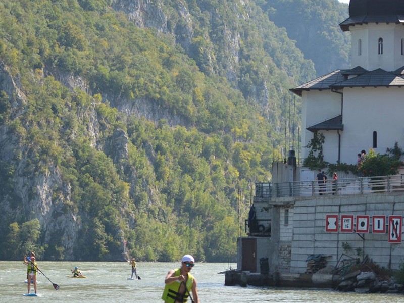 Stand up paddle in Banatul Montan - defileul Dunarii si cheile Nerei