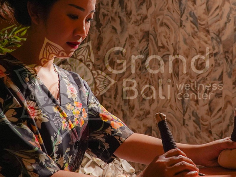 Herbal Balls Thai Massage for Stress and Anxiety Relief