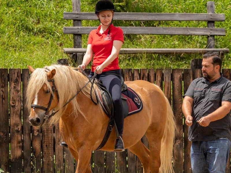 Initiation on horseback away from the urban, next to the the Leaota mountains