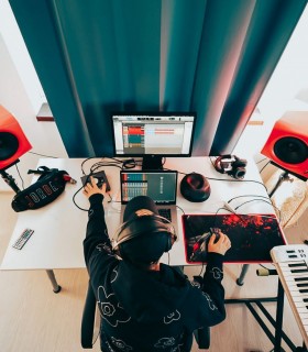 Live the experience of a music artist in a top record label