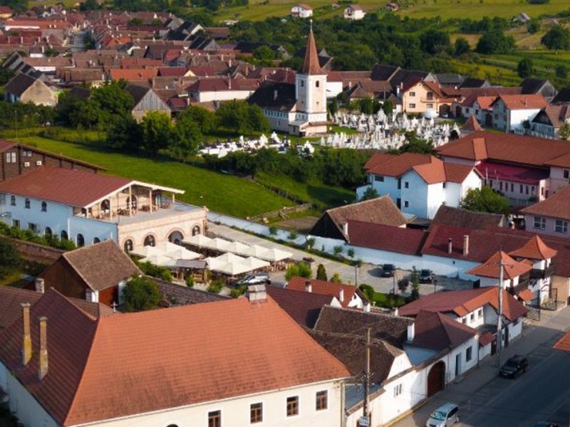 Cazare, cina romantica si degustare de vin intr-un conac de poveste din Sibiu