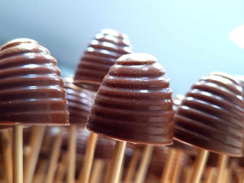 Creeaza-ti propriile praline de ciocolata - atelier pentru adulti si copii